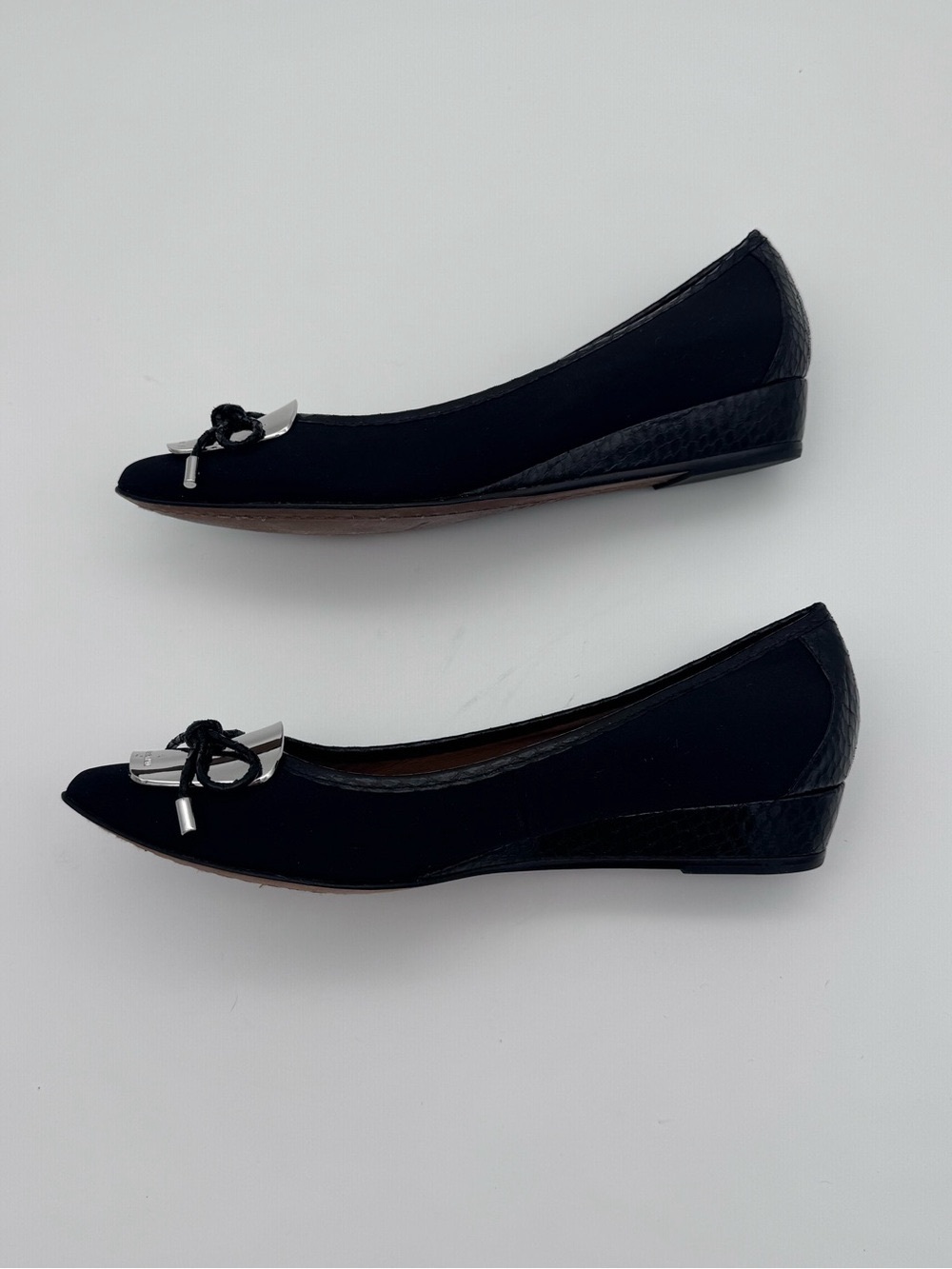 Donald Pliner Black Pointed Toe Silver Plate Bow Low Wedge Flats Size 7 - Picture 7 of 12